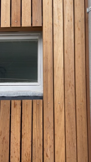 Detail van de randafwerking van een plastisol vensterbank